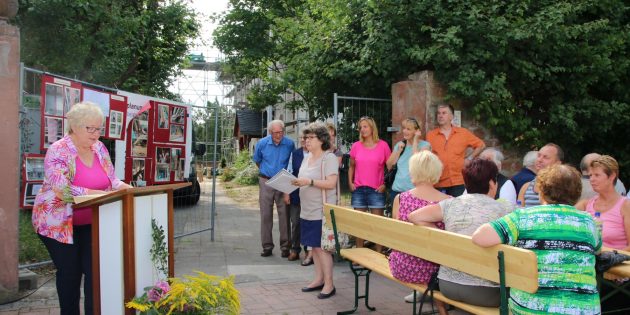 Bei der Baustellenparty war es sommerlich heiß, als Rosemarie Kauß, Vorsitzende des Fördervereins zum Erhalt der evangelischen Kirche in Groß-Rohrheim die zahlreichen Besucher begrüßte. Foto: Hannelore Nowacki