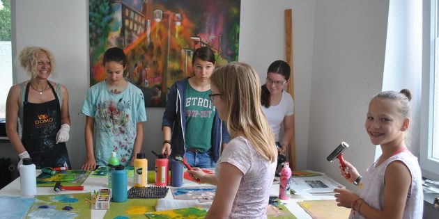 Individuelle und farbenfrohe Drucke voller Bewegung