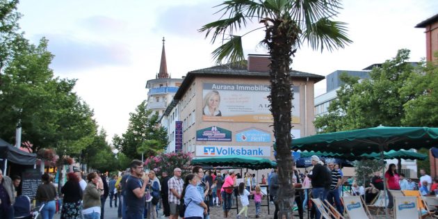 Einkaufsabend mit heißer Musik
