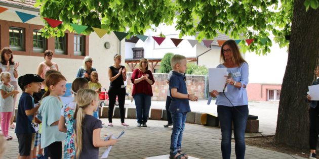 Kita-Leiterin Christiane Müller überreichte den „schlauen Füchsen“ Urkunde und Abschiedsgeschenk. Foto: Hannelore Nowacki