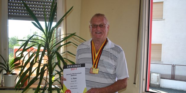 Heinz Janson sichert sich mit Sensationswurf Gold im Hammerwurf