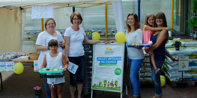 Mit süßen Muffins und viel Herz und Leidenschaft wurde am Samstag erneut für die Spielplatzaktion von Edeka geworben. Foto: Felix Berz