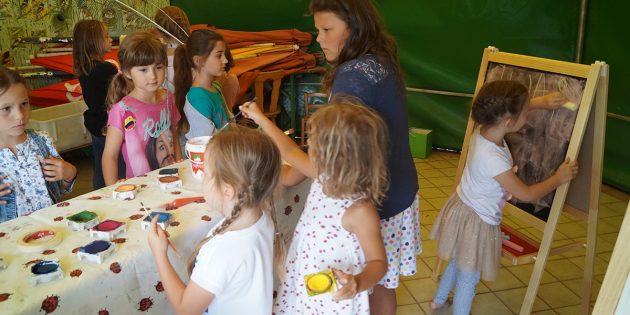 Nach der offiziellen Eröffnung der Ferienspiele konnte gespielt, getobt und gebastelt werden – und natürlich konnten sich die Kinder auch künstlerisch betätigen.Foto: Sigrid Samson