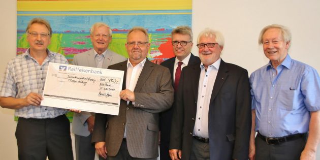 Die Gewerbevereinigung, vertreten durch den Ersten Vorsitzenden Enrico Grein (links) und Kassenwart Ulrich Schädlich (3. von links), erfreute den Vorstand der Bürgerstiftung Bürstadt mit dem Spendenscheck in Höhe von 750 Euro. Im Bild (von links): Peter Tschirch, Claus Diehlmann, Hans-Jürgen Brems und Hans-Werner Vetter. Foto: Hannelore Nowacki
