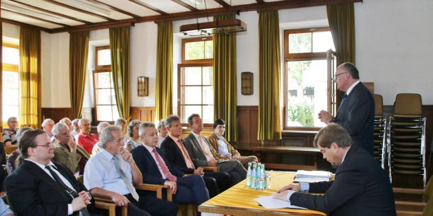 Das Thema ICE-Neubaustrecke und Lärmschutz an den Bestandsstrecken mit der gewünschten erweiterten Bürgerbeteiligung in einem Projektbeirat fesselte die Aufmerksamkeit der Besucher der CDU-Veranstaltung mit MdB Dr. Michael Meister. 
Foto: Hannelore Nowacki