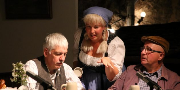 So gefiel es der Frühstücksgesellschaft im Wirtshaus „Zum Hirsch“. Wirtstochter Luise schenkte immer gut nach. Foto: Hannelore Nowacki