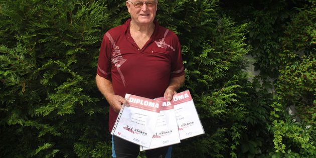 BIBLIS – Vom 27. Juli bis 6. August wurden die European Masters Athletic Championships Stadia im dänischen Aarhus ausgetragen. Die Athleten mussten sich mit widrigen Verhältnissen und schlechtem Wetter auseinandersetzen. Der Bibliser Heinz Janson vom TV Groß-Gerau hatte in seiner Altersklasse M80 in vier Disziplinen gemeldet. 
Beim Gewichtwerfen begann der Wettkampf bereits morgens um 9 Uhr. Mehrere frühere Welt- und Europameister waren hier am Start. Mit 16,97 Metern siegte Antoni Karbol aus Polen vor Peter Speckens aus Deutschland und Edlund Oesten aus Schweden. Heinz Janson warf das 5,45 Kilogramm schwere Gewicht auf 13,83 Meter und belegte Rang 5.
Beim Diskus-Wettkampf erwischte Heinz Janson einen schlechten Start und wurde mit 25,80 Metern Neunter. Das Hammerwerfen mit dem drei Kilogramm schweren Gerät wurde im Ceres-Park ausgetragen. Beim Sieg von Peter Speckens sicherte sich Heinz Janson mit einer Weite von 35,70 Metern den siebten Platz unter zwölf Teilnehmern. 
Der Fünfkampf der M80 wurde am letzten Tag ausgetragen. Um 9 Uhr waren 13 Athleten am Start. Mit dem Hammerwurf begann der Wettkampf. Hier belegte Heinz Janson mit 35,29 Metern den fünften Platz. Beim Kugelstoßen landete das 3-Kilogramm-Gewicht bei 10,03 Metern – Platz 4 für Heinz Janson in dieser Teildisziplin. Den Diskus warf der Bibliser Athlet auf 28,07 Meter und den dritten Platz. Diesen belegte er auch beim Speerwurf mit starken 24,52 Metern. Und auch beim fünften Wettkampf, dem Gewichtwerfen, gelang Heinz Janson mit 14,60 Metern der dritte Platz.
Doch der Werfer-Fünfkampf schreibt seine eigenen Gesetze. Und so sicherte sich Lothar Huchthausen aus Deutschland mit 4.803 Punkten den Titel des Europameisters vor Peter Oesen aus Schweden und dem deutschen Peter Speckens. Heinz Janson belegte mit 4.102 Punkten den hervorragenden vierten Platz – ein toller Abschluss für den Athleten in Europa. Herzlichen Glückwunsch für diese Leistungen der M80-Athleten, die beweisen haben dass sie noch lange nicht zum alten Eisen gehören. Viel Glück und Gesundheit für die Zukunft. zg