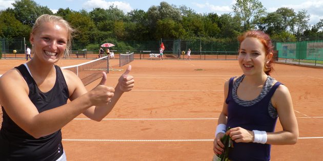 amara Erdinger, die ungeschlagen in den Einzel und Doppel die Saison 2017 bei den Damen I absolvierte, und Nadine Tannreuther (v.l.). Foto: oh