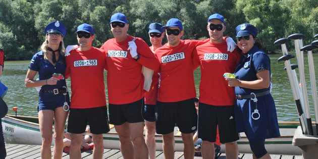 Sorgten für beste Stimmung – auch mit ihrem kurzen Lied, das während ihres Einmarschs in Dauerschleife lief: Die Panzerknacker, die am Ende bei den Mixed-Teams Rang 3 belegten. Foto: Benjamin Kloos