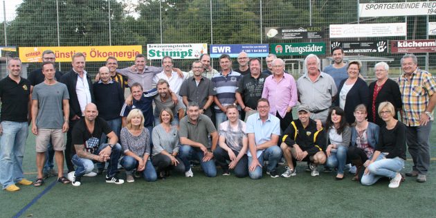 Zu der Feierlichkeit am Samstagabend waren Spieler der damaligen Aufstiegsmannschaft sowie Mitglieder der Jugend- und der Aerobic Abteilung gekommen. Foto: Eva Wiegand