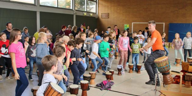 Kinder und Erwachsene trommelten, sangen und bewegten sich im Rhythmus afrikanischer Klänge – die Begleitmusik für große Weisheiten über das friedliche Zusammenleben der Menschen. Foto: Hannelore Nowacki