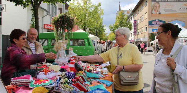 Kunstvolles aus Maschen hatte Carmen Geist gefertigt. Foto: Hannelore Nowacki
