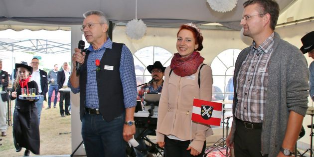 Bürgermeister Gottfried Störmer, Erster Stadtrat Jens Klingler und Nadine II. begrüßten die Gäste zum ersten „Lampertheimer Unternehmer Barbecue“ zu einem unterhaltsamen Genießer-Abend zum Netzwerken, Kennenlernen und Wiedersehen. Foto: Hannelore Nowacki