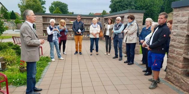 „Der Friedhof ist ein Ort, der alle etwas angeht“ – darüber waren sich die Mitglieder der CDU bei ihrem Vor-Ort-Termin auf dem Bürstädter Friedhof einig. Foto: oh