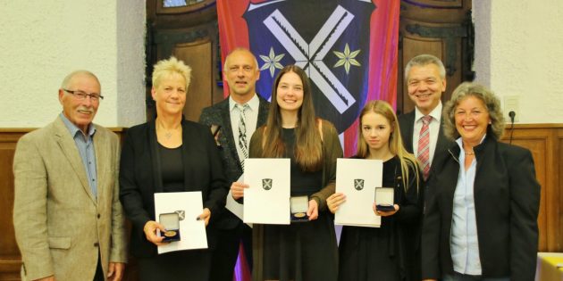 Die erfolgreichen Sportler repräsentieren mit ihren Leistungen auch die Stadt Lampertheim, betonten Bürgermeister Gottfried Störmer und Stadtverordnetenvorsteherin Brigitte Stass (rechts). Neben Stadtrat Hans Schlatter, Vorsitzender der Sportkommission, die neuen Sportplakettenträger  Ellen Mielke, Karsten Mielke, Susanne Ens und Celine Siebenäuger. Foto: Hannelore Nowacki