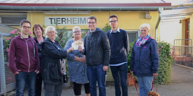 Jusos Ried spenden 250 Euro an Tierheim