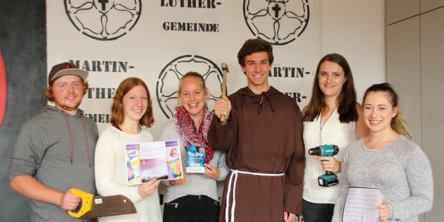 In der Ideenschmiede im Lutherhaus wurde viel nachgedacht, geplant und organisiert. Im Bild (von links): Jan Sonnenberg, Jana Baumann, Laura Bremer, Laurin Hauck als Luther mit dem Hammer zum Anschlagen der Thesen, Nathalie Seiler und Vera Darmstädter. Foto: Hannelore Nowacki