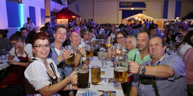 Bayrische Gemütlichkeit in der TSG Halle: Vom 3. bis 4. November heißt es beim dritten Oktoberfest in Bürstadt wieder „O'zapft is”. Archivfoto: Hannelore Nowacki