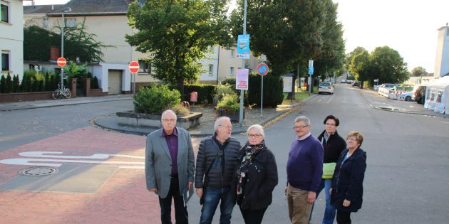 Ende der Einbahnstraße – nicht nur an diesem Punkt unterscheidet sich die Planung von den Vorstellungen der Anwohner und Mitglieder der Bürgerinitiative „Unser Bahnhof“ Wilfried Schwarz, Herbert Massoth, Cornelia Hurlebrink, Alfred Roth, Sandra Sipahi und Christa Roth. Foto: Hannelore Nowacki