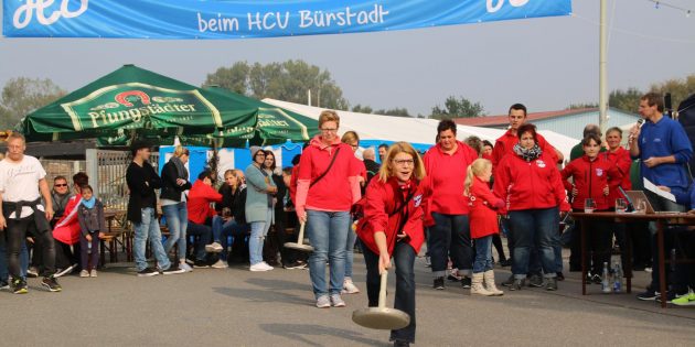 Konzentration und dann mit Schwung loslassen, so konnte der Asphaltstock zielsicher gleiten.  Foto: Hannelore Nowacki