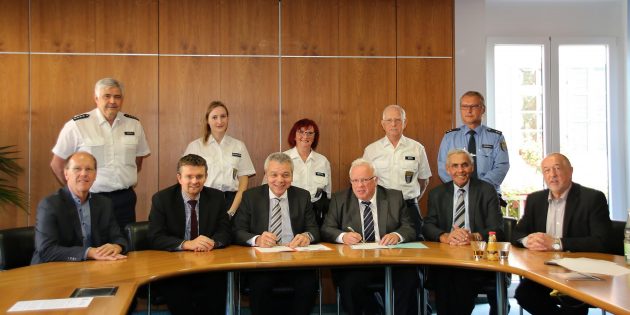 Die Unterzeichnung des Kooperationsvertrages zum Freiwilligen Polizeidienst zwischen den Kommunen Lampertheim und Groß-Rohrheim durch Bürgermeister Gottfried Störmer und Bürgermeister Rainer Bersch (Mitte) begleiteten der Groß-Rohrheimer Hauptamtsleiter Klaus Menger (von links), Klaus Arnold (stellvertretender Leiter der Polizeistation Lampertheim Viernheim), Erster Stadtrat Jens Klingler, die Polizeihelfer Nadine Schönhardt, Annegret Fettel und Jean Pierre Dupin, sowie Dirk Neumann, Ansprechpartner bei der Polizeistation, Erster Beigeordneter Georg Menger (Groß-Rohrheim) und Ordnungsamtsleiter Uwe Becher.  Foto: Hannelore Nowacki