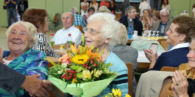 Blumen für die Dame – zur Ehrung der ältesten anwesenden Besucherin Dora Margarete Sänger gratulierten Stadtverordnetenvorsteher Ewald Stumpf und Ortsvorsteher Uwe Metzner mit Blumenstrauß. Foto: Hannelore Nowacki