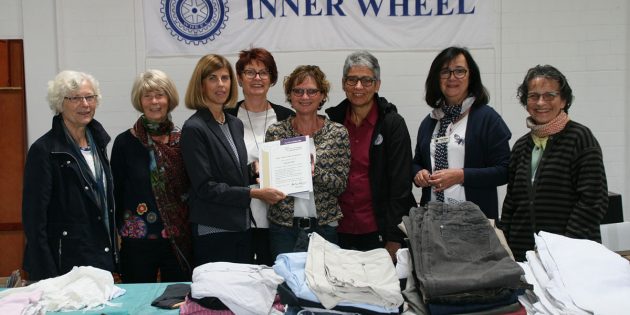 Die Vorsitzende der Diakonie Stiftung, Martina Seelinger, übergab die Zustifterurkunde an die Präsidentin des Inner Wheel Clubs, Annette Lochbühler. Foto: Eva Wiegand