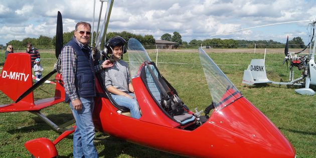 Gerne machte der 14-jährige Sebastian aus Biblis mit dem Piloten Thilo Tröller einen Rundflug über die Region. Foto: Sigrid Samson