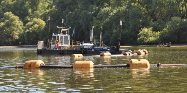 Ende Juni wurde der Pilotversuch zur Entschlammung des Altrhein durchgeführt – nun liegen die Ergebnisse vor. Und diese sind nicht nur positiv. Archivfoto: Benjamin Kloos
