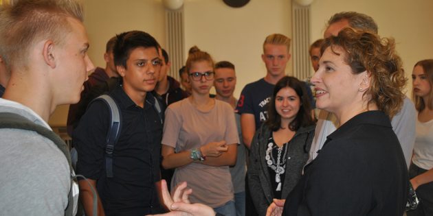 Diskutierte engagiert mit den Schülern des Litauischen Gymnasiums: Nicola Beer, Generalsekretärin der Bundes-FDP (r.). Foto: Benjamin Kloos