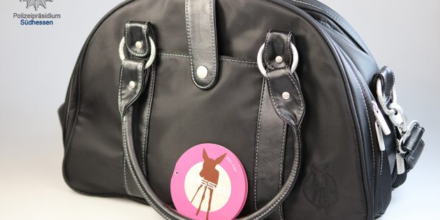 Wer kann Hinweise zu dem abgebildeten Body in Kombination mit der Wickeltasche und den Babyfläschchen geben? Foto: Polizeipräsidium Südhessen