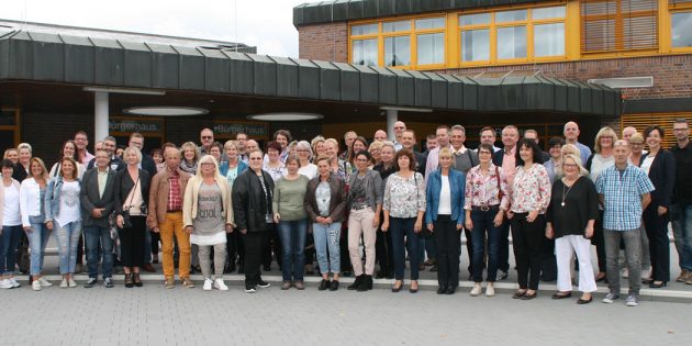 Die Stadt Bürstadt lud zum Empfang der 50-Jährigen ein, bei dem sich alte Bekannte und Schulfreunde begegneten. Foto: Eva Wiegand