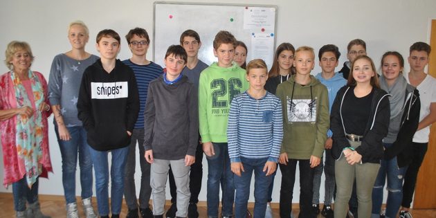 Absolvierten zur Freude von Trainerin Jutta Barner-Grüber (l.) und Lehrerin Christine Neble (2.v.l.) erfolgreich das Training zum Schulwegbegleiter: 14 Schülerinnen und Schüler der 8. und 9. Klassen der EKS. Foto: Benjamin Kloos