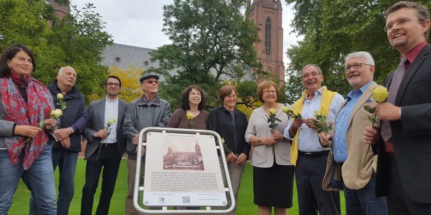 Die Bürgerstiftung Lampertheim präsentiert zwei neue Schilder der Aktion „Historisches Lampertheim” – eines zeigt die Geschichte der Domkirche, wenige Meter entfernt finden sich Informationen über das Alte Rathaus und die Andreaskirche. Foto: Benjamin Kloos