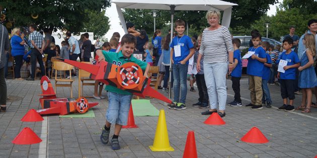 Auch die Station „Riesenspaß für kleine Piloten", bei der die Kinder in einem Flieger aus Pappkarton einen Slalomparcours bestreiten konnten,  begeisterte die Schulkinder am Pestalozzischulfest. Foto: Sigrid Samson