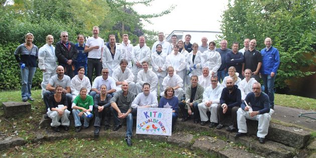 Verliehen der integrativen Kita Schwalbennest im Rahmen einer besonderen sozialen Aktion neuen Glanz: Das Team der Abteilung Petrochemicals der BASF. Foto: Benjamin Kloos