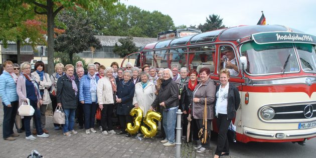 Bereits vor der Abfahrt mit dem Nostalgiebus in die Pfalz herrschte bei den Gymastikgruppe des FC Olympia Lampertheim beste Stimmung. Foto: Benjamin Kloos