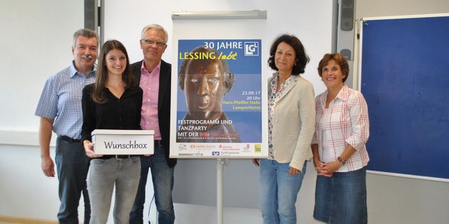 Lessing würde sich freuen – das LGL feiert 30. Geburtstag. Das Organisationsteam um Holm Knorren vom Förderverein, Schülerin Michelle Krämer, Lehrer Hans Kreuziger, Schulleiterin Silke Weimar-Ekdur sowie LGL-Lehrerin Karin Götz (v.l.) verspricht eine besondere Feier. Foto: Benjamin Kloos