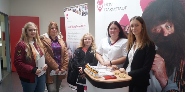 Vivian, Celine und Vivien (v.l.) informierten sich über die Ausbildung im Pflegeberuf und im Büro - Altenpflegeschülerin Michelle Hecker und die angehende Bürokauffrau Annalena Knapp erklärten die Möglickeiten beim HDV (Hessischer Diakonie Verein). Foto: Sigrid Samson
