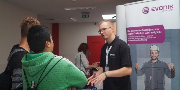 Der Auszubildende Industriemechaniker Lars-Henrik Wahl gab den interessierten Jugendlichen Auskünfte über die vielfältigen Ausbildungsmöglichkeiten bei EVONIC. Foto: Sigrid Samson