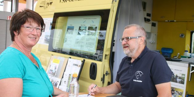 Diplom-Physiker Harald Gülzow untersuchte am Mittwoch im Labormobil die Wasserproben vor Ort auf Nitrat- und Eisengehalt und bestimmte den pH-Wert und die Leitfähigkeit. Foto: Eva Wiegand