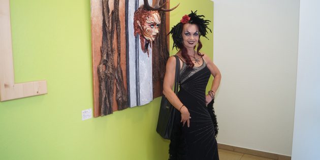 Gastkünstlerin Ulrike Grimm präsentierte in passendem Outfit gemeinsam mit den Lampertheimer Künstlern der KIL ihre Werke zum Thema „Primadonna" bei der Vernissage. Foto: Sigrid Samson