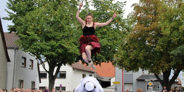 Die Energie des Aufpralls auf die weiche Matte ließ den Regenschirm wenig später umklappen. Keine Panik, die Panikstaffel hatte alles im Griff, auch die Hochstimmung beim Publikum. Foto: Hannelore Nowacki