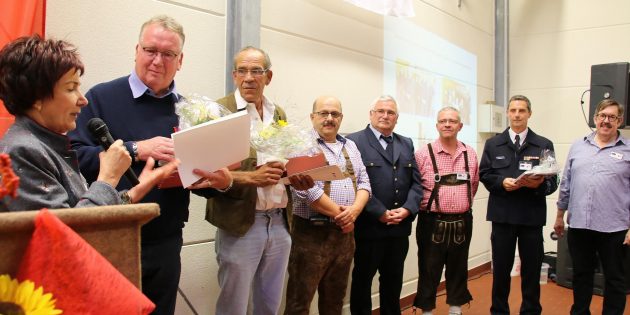 Hans Schouten(von links) und Steef van Aggelen aus Wageningen wurden beim Kameradschaftsabend geehrt. Im Bild: Bürgermeisterin Barbara Schader, Uwe Jakob, Werner Trares, Burkhard Jakob, Uwe Schwara und Alfred Engert. Foto: Hannelore Nowacki