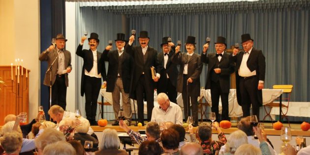 Gemeinsam mit dem Publikum wurde nach dem Bühnenspiel auf das Jubiläum des Fördervereins Domkirche angestoßen. Die Darsteller waren Hans Becker, Christa Wetzel, Susanne Braun (Regisseurin), Herbert Eichenauer, Rudolf Steffan, Klaus Kuczinski und Adolf Nalbach. Foto: Hannelore Nowacki