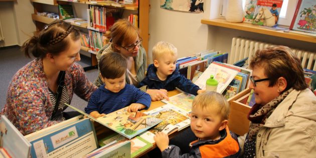 Die Mamas gingen mit ihren Kleinen auf Entdeckungsreise ins Reich der Bilderbücher – beste Voraussetzungen für eine neue Generation der Bücherfreunde. Foto: Hannelore Nowacki