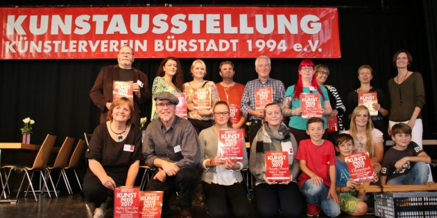 Die glücklichen Preisträger waren auf der Bühne versammelt. Foto: Hannelore Nowacki