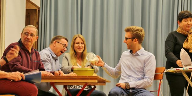 Was genau an diesem Tisch besprochen wurde, bleibt bis zur Premiere ein Geheimnis. Foto: Hannelore Nowacki