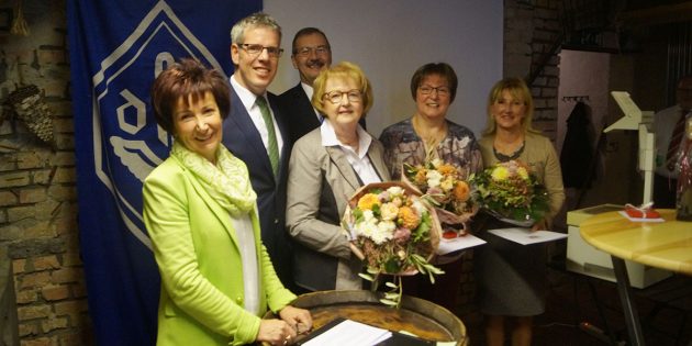 Bürgermeisterin Bärbel Schader  nahm gemeinsam mit Landrat Christian Engelhardt und Felix Kusicka, Bürgermeister der Stadt Biblis, die Ehrungen langjährig verdienter Vereinsmitglieder vor: Erika Linxweiler, Silvia Ruh und Monika Bormuth (v.l.). Foto: Sigrid Samson