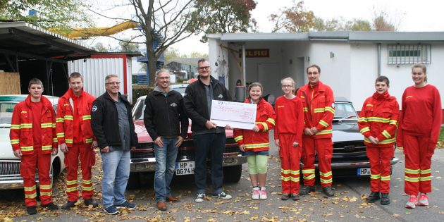 Der Oldtimerverein LA Classics überreichte dem DLRG den Reinerlös aus der Versteigerung beim letzten Oldtimertreffen. Die Jugend darf sich über 800 Euro freuen. Foto: Eva Wiegand